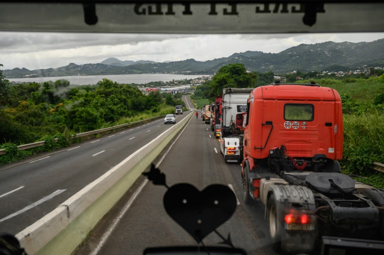 Des chauffeurs de camion roulent en convoi vers la préfecture de Fort-de-France, à La Trinité,  le 24 septembre 2024 en Martinique