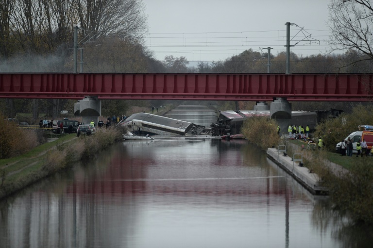 Une motrice et une rame de TGV sont accidentées dans un canal à Eckwersheim près de Strasbourg, dans le nord-est de la France, après avoir déraillé le 14 novembre 2015