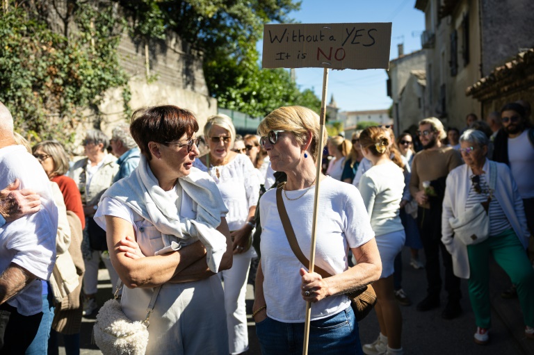 Une marche à Mazan (Vaucluse) pour soutenir Gisèle Pélicot et protester contre les violences faites aux femmes, le 5 octobre 2024