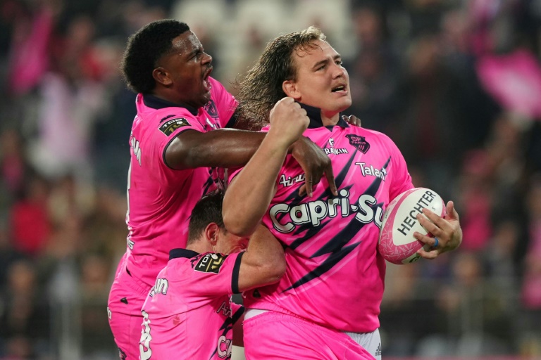 Le deuxième ligne du Stade français JJ van der Mescht (D) célèbre au cpoté de son partenaire Setareki Turagackoke (G) le cinquième essai des Parisiens face à Clermont, à Paris, le 26 octobre 2024