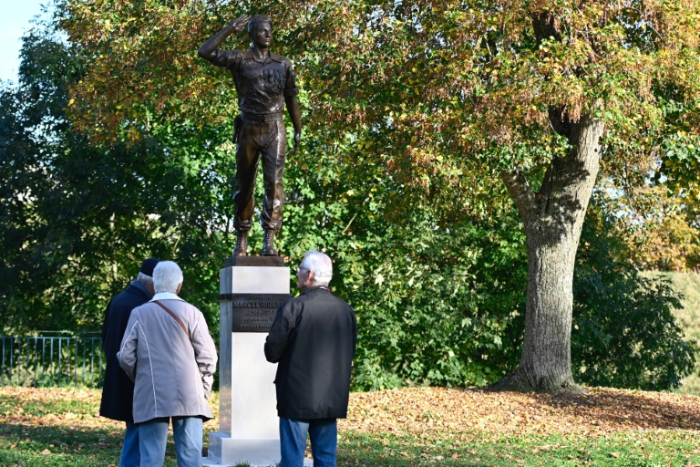 Des passants devant la statue du sculpteur Boris Lejeune du général Marcel Bigeard, le 25 octobre 2024, à Toul, en Meurthe-et-Moselle