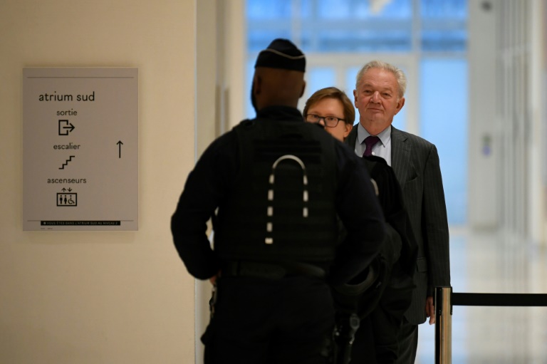 Louis-Pierre Wenès (d), ex-numéro 2 de France Télécom, arrive au tribunal à Paris, le 20 décembre 2019