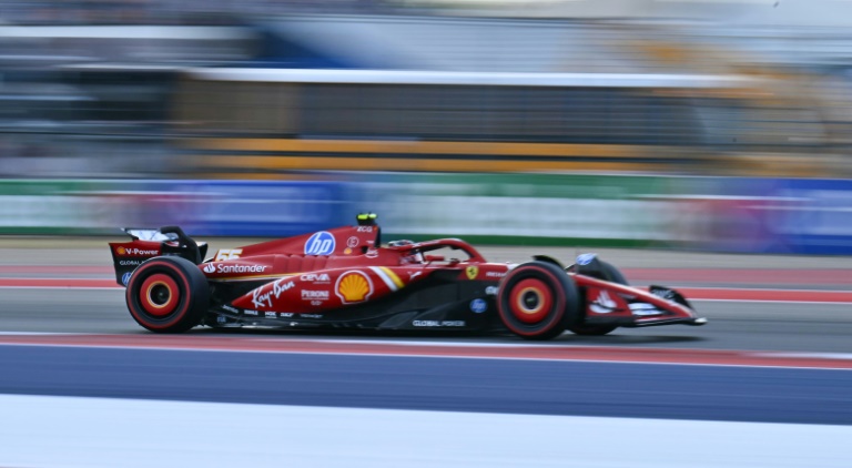 La Ferrari de l'Espagnol Carlos Sainz Jr. pendant les qualifications du GP de F1 des Etats-Unis, le 19 octobre 2024 à Austin