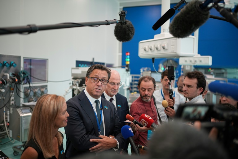 Le directeur général de Sanofi Paul Hudson s'adresse à la presse, lors de l'inauguration d'un site à Neuville-sur-Saône dans le Rhône, le 10 septembre 2024