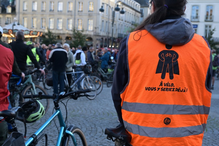 Rassemblement à Rennes, le 19 octobre 2024, pour rendre hommage à Paul, un cycliste de 27 ans mort après avoir été renversé par une voiture au cours de la semaine