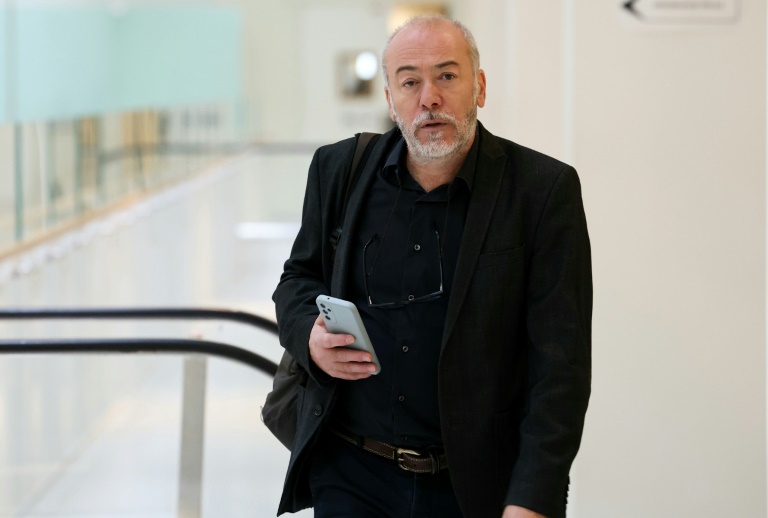 Le journaliste Christophe Nobili, partie civile au procès, à son arrivée au tribunal de Paris, le 8 octobre 2024