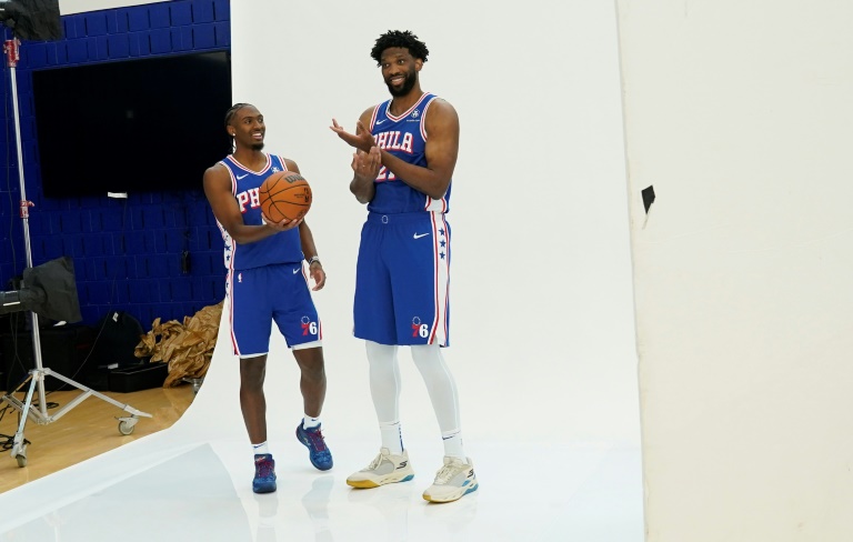 De gauche à droite, Tyrese Maxey, Joel Embiid et Paul George lors de la conférence de rentrée de la franchise des Philadelphie 76ers à Camden le 30 septembre 2024