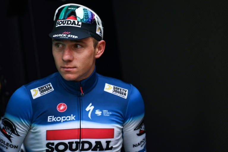 Deuxième à plus de trois minutes, Remco Evenepoel, ici sur le podium, n'a rien pu faire pour empêcher le triomphe de Pogacar au Tour de Lombardie.