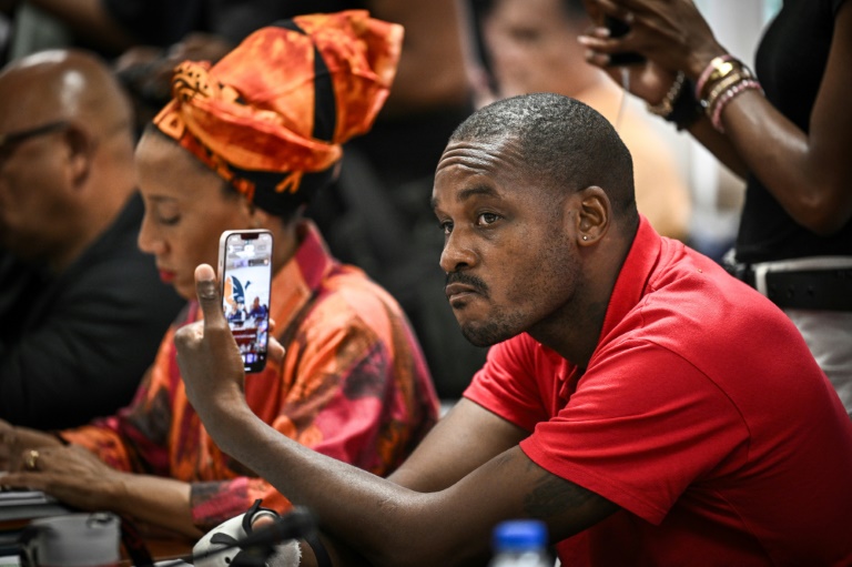 Le leader du collectif Rassemblement pour la protection des peuples et des ressources afro-caribéens (RPPRAC) Rodrigue Petitot lors d'une table ronde contre la vie chère, à Fort-de-France, le 16 octobre 2024