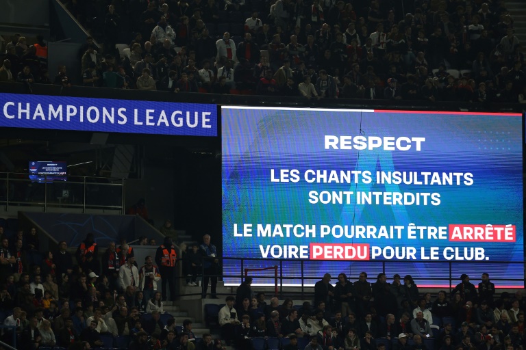 Message diffusé sur les écrans géants du Parc des Princes rappelant que les chants insultants sont interdits, avant le match entre le PSG et le PSV Eindhoven, en Ligue des champions, le 22 octobre 2024