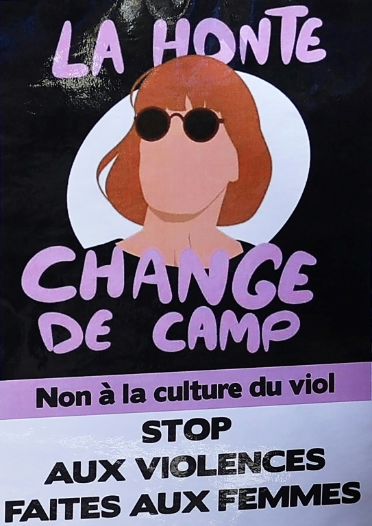 Une affiche représentant Gisèle Pelicot réalisée par la graphiste belge Aline Dessine, lors d'une manifestation de soutien à Marseille, le 14 septembre 2024