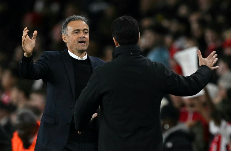 Luis Enrique (à gauche), entraîneur du PSG, félicite Mikel Arteta, le coach d'Arsenal, après la victoire des Londoniens (2-0) en Ligue des champions le 1er octobre 2024 à l'Emirates Stadium