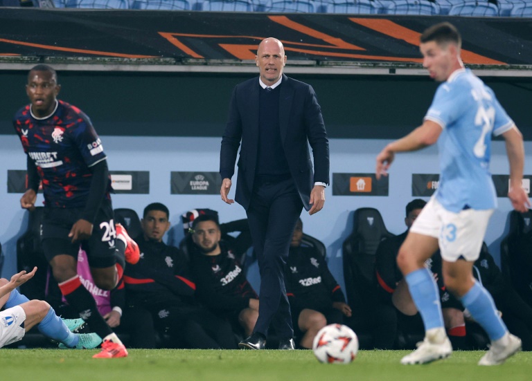 Philippe Clement (au centre), entraîneur belge des Glasgow Rangers, ancien coah de l'AS Monaco, lors du match d'Europa League entre Malmoe FF et Rangers FC, en Suède le 26 septembre 2024