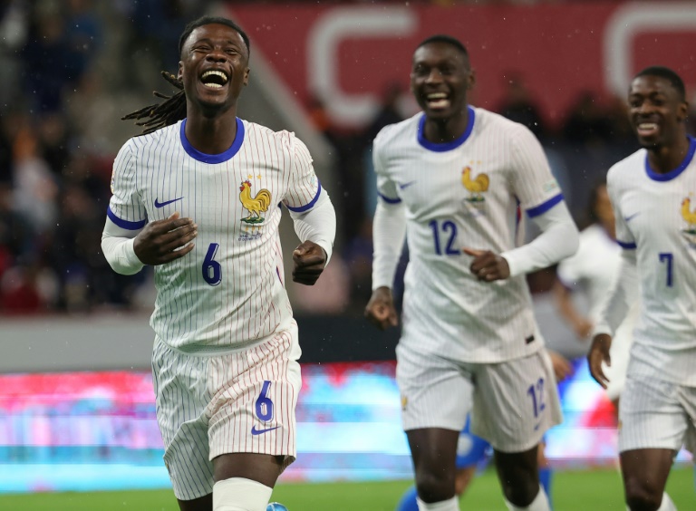 Le milieu de terrain français Eduardo Camavinga (G) célèbre le premier but de son équipe lors du match l'UEFA Nations League entre Israël et la France à Budapest, Hongrie, le 10 octobre 2024