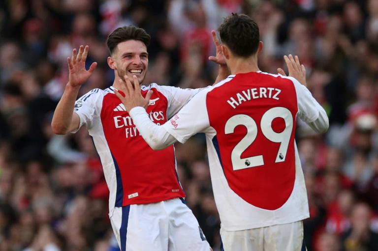 Le milieu offensif d'Arsenal Kai Havertz et son coéquipier Declan Rice célèbrent le dernier but de la victoire contre Leicester (4-2) en championnat, le 29 septembre 2024 à Londres