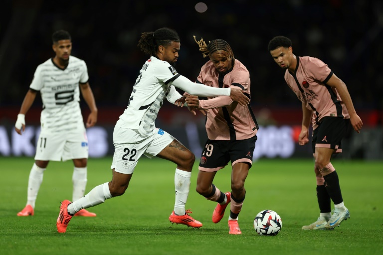 L'attaquant du PSG Bradley Barcola à la lutte contre le défenseur rennais Lorenz Assignon (à gauche) au Parc des Princes le 27 septembre 2024 à Paris