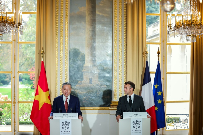 Le président français Emmanuel Macron, à droite, et le président vietnamien To Lam, à gauche, le 7 octobre 2024 à l'Elysée, à Paris