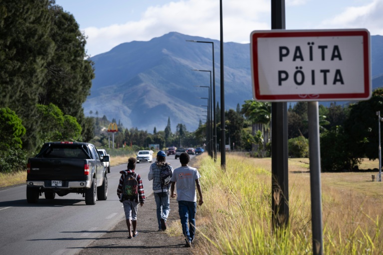 Des personnes se dirigent vers le nouveau terminal de bus de Païta, en lisière de la ville, le 1er octobre 2024 en Nouvelle-Calédonie