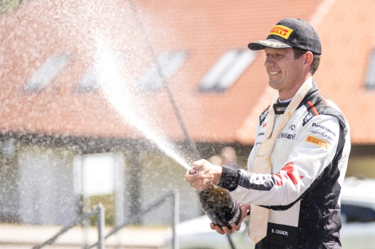 Le vainqueur français Sébastien Ogier célèbre avec du champagne sur le podium après le Croatia Rally 2024, qui fait partie du Championnat du monde des rallyes de la FIA, à Kumrovec, le 21 avril 2024