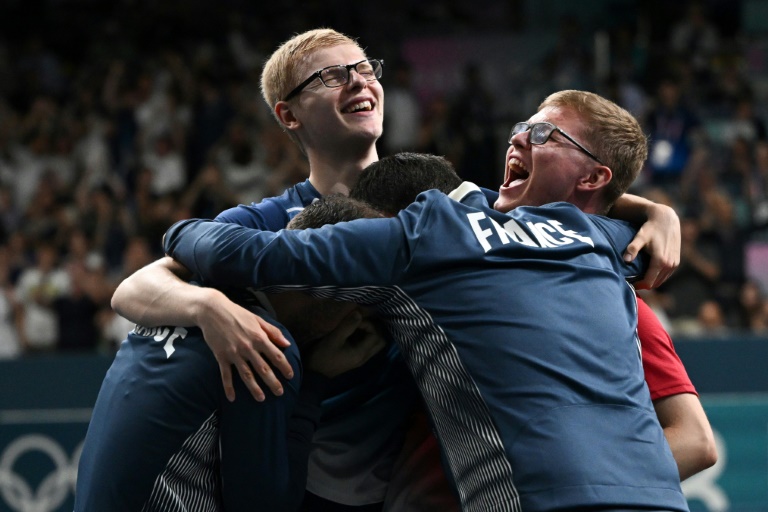 Les frères Félix Lebrun (C) et Alexis Lebrun (D) après avoir remporté la médaille de bronze par équipes aux JO de Paris, le 9 août 2024