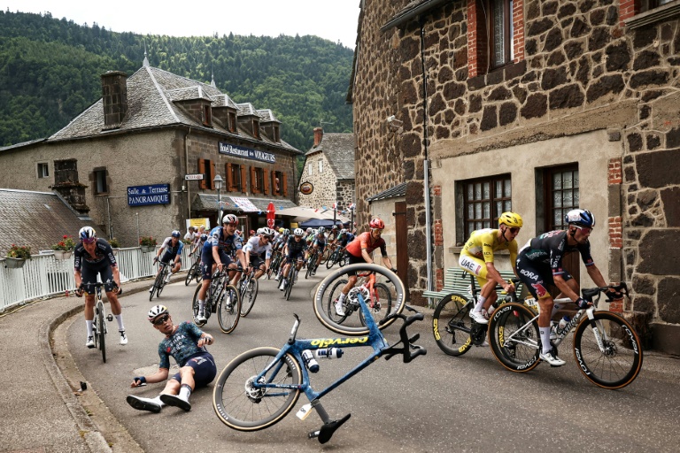 Photo prise au moment d'une chute du Belge Wout Van Aert lors d'une étape du Tour de France, le 10 juillet 2024 en direction du Lioran