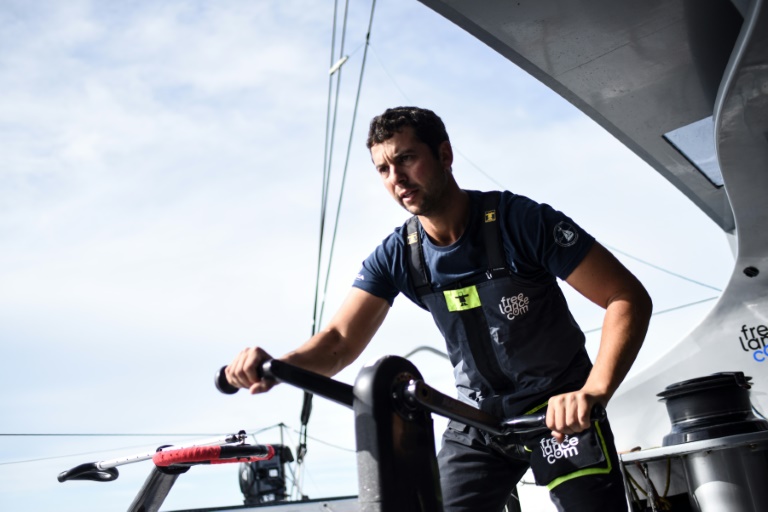 Le skipper Guirec Soudée navigue à bord de son Imoca Freelance.com au large de Concarneau, le 10 octobre 2022, en vue de sa participation à la Route du Rhum 2022