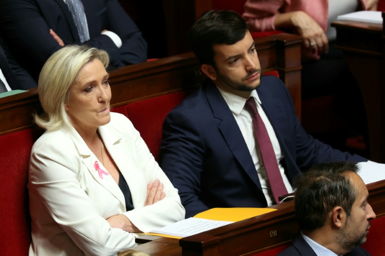 Marine Le Pen, présidente du groupe parlementaire du Rassemblement national (RN), et Jean-Philippe Tanguy, député RN, à l'Assemblée nationale, le 1er octobre 2024 à Paris