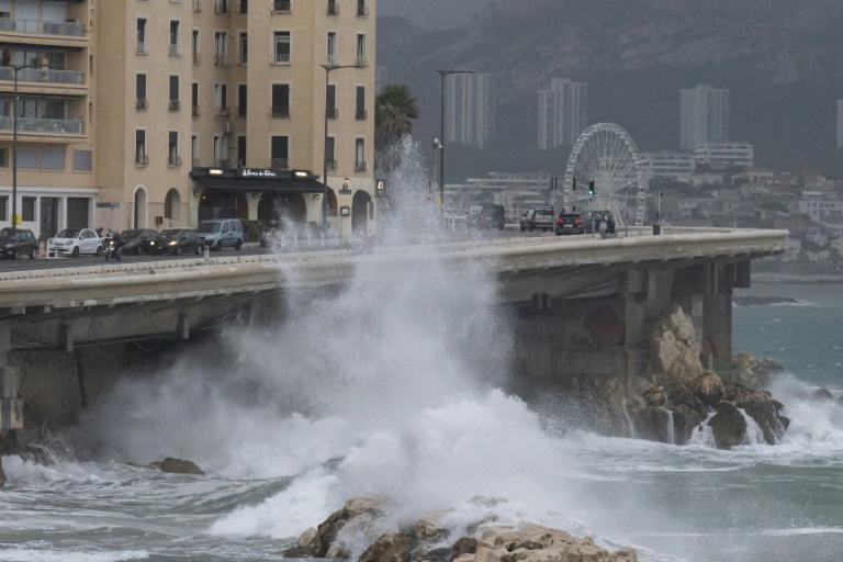 Des vagues s'écrasent sur une route côtière à Marseille le 9 octobre 2024