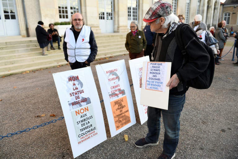 Des opposants à l'installation de la statue du général Marcel Bigeard, protestent le 25 octobre 2024, devant la mairie de Toul, en Meurthe-et-Moselle