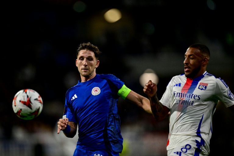 Le milieu de terrain de Lyon Corentin Tolisso (d) au duel avec Panagiotis Retsos lors du match contre l'Olympiakos, en Ligue Europa, le 26 septembre 2024 à Décines-Charpieu