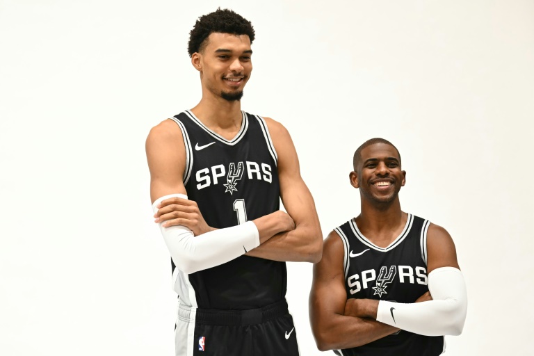 Les joueurs des San Antonio Spurs, Victor Wembanyama et Chris Paul, lors d'une session photo avant le début de la saison NBA, à San Antonio, Texas, le 30 septembre 2024.