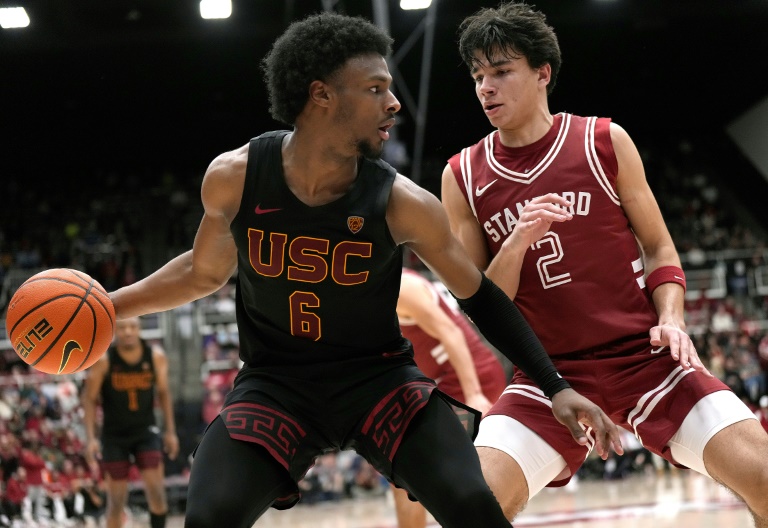 Bronny James (#6), alors sous le maillot de l'Université de Californie du Sud (USC), lors d'un rencontre du championnat universitaire, le 10 février 2024 à Palo Alto (Californie)