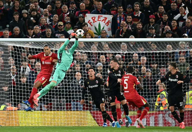 Le gardien de Bologne Lukasz Skorupski intercepte un tir cadré lors du match de C1 contre Liverpool le 2 octobre 2024 au stade d'Anfield à Liverpool en Angleterre