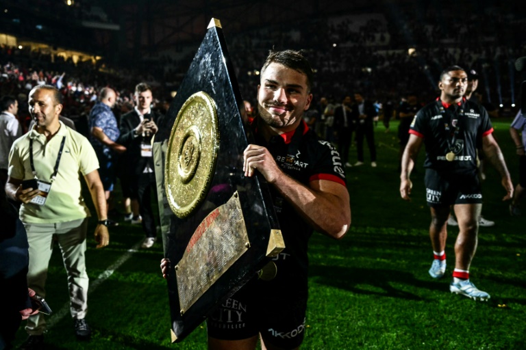 Antoine Dupont célèbre la victoire de Toulouse contre Bordeaux-Bègles en finale du Top 14, le 28 juin 2024 à Marseille