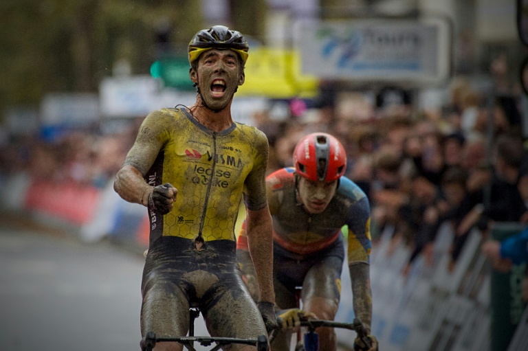 Le Français Christophe Laporte (g) devance le Tchèque Mathias Vacek sur la ligne de la course Paris-Tours, le 6 octobre 2024 à Tours