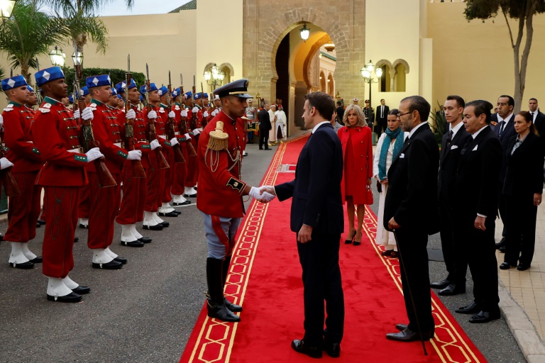 Le roi du Maroc Mohammed VI et le président français Emmanuel Macron arrivent au Palais royal de la capitale Rabat le 28 octobre 2024