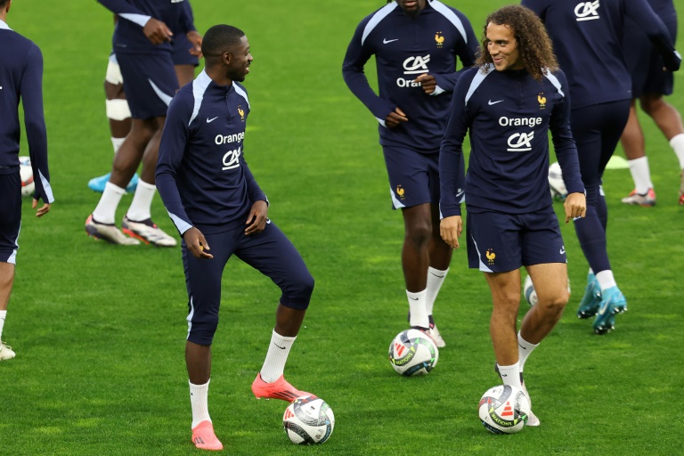 Les internationaux français Ousmane Dembélé (g) et Matteo Guendouzi à l'entraînement, le 9 octobre 2024 à Budapest