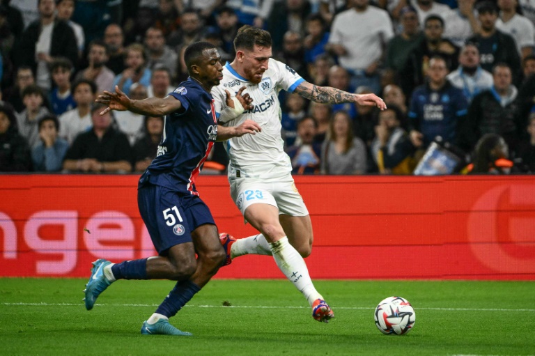 Le défenseur du PSG Willian Pacho (G) à la lutte avec le milieu danois de l'OM Pierre-Emile Hojbjerg, lors d'un match de Ligue 1, le 27 octobre 2024 à Marseille