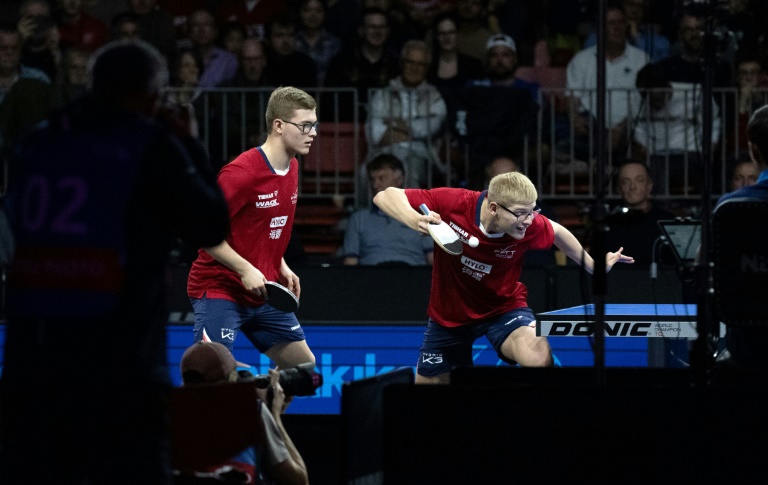 Alexis et Félix Lebrun lors des Championnats d'Europe de tennis de table à Linz, en Autriche, le 20 octobre 2024.