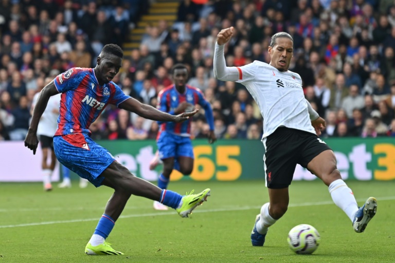 Le milieu de terrain de Crystal Palace, Ismaila Sarr (G), voit son tir repoussé lors du match de la Premier League entre Crystal Palace et Liverpool à Selhurst Park, à Londres, le 5 octobre 2024