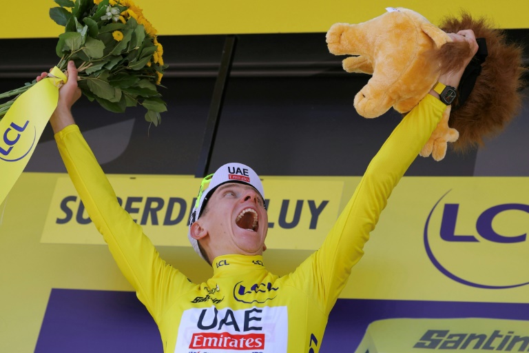 Tadej Pogacar en jaune sur un podium du Tour de France, le 17 juillet 2024 à Superdévoluy