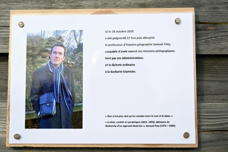 Une plaque commémorative au nom de Samuel Paty, prise le 16 octobre 2023 près du collège du Bois d'Aulne à Conflans-Sainte-Honorine où enseignait ce professeur d'histoire-géographie assassiné en octobre 2020 par un jeune islamiste radicalisé