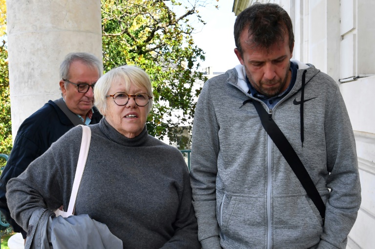 Colette M., à gauche, son fils à sa droite et son mari, Antoine, derrière elle, arrivent au tribunal à Châteauroux, le 14 octobre 2024