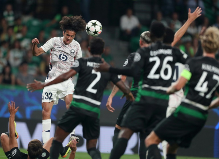 Le milieu de terrain de Lille Ayyoub Bouaddi reprend le ballon de la tête au cours du match de la première journée de la phase de classement de la C1 contre le Sporting le 17 septembre 2024 à Lisbonne