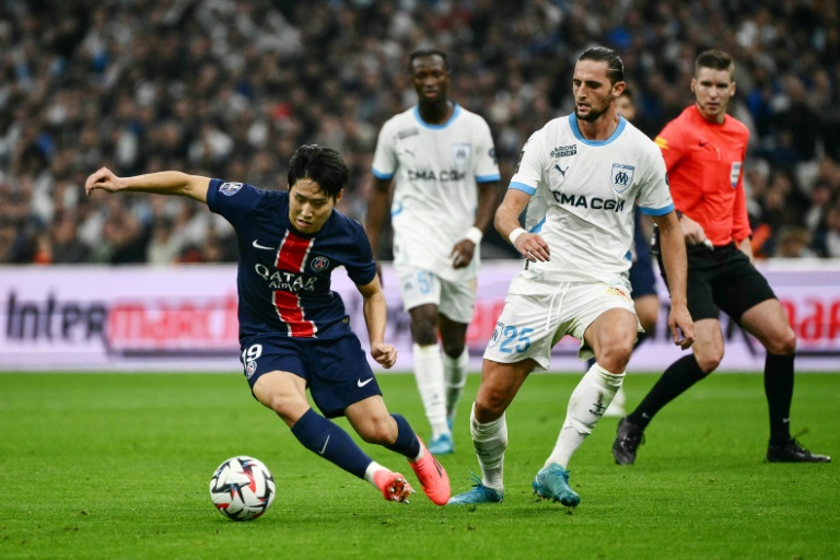 Le Parisien Lee Kang-in (G) au duel avec le Marseillais Adrien Rabiot, à Marseille, le 27 octobre 2024