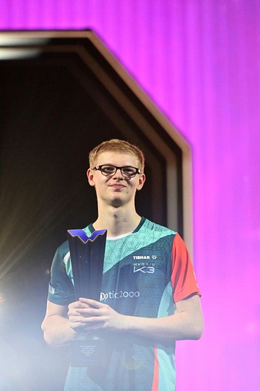 Félix Lebrun avec le trophée après sa victoire en finale du WTT Champions de Montpellier face au Japonais Tomokazu Harimoto, à Montpellier, le 27 octobre 2024