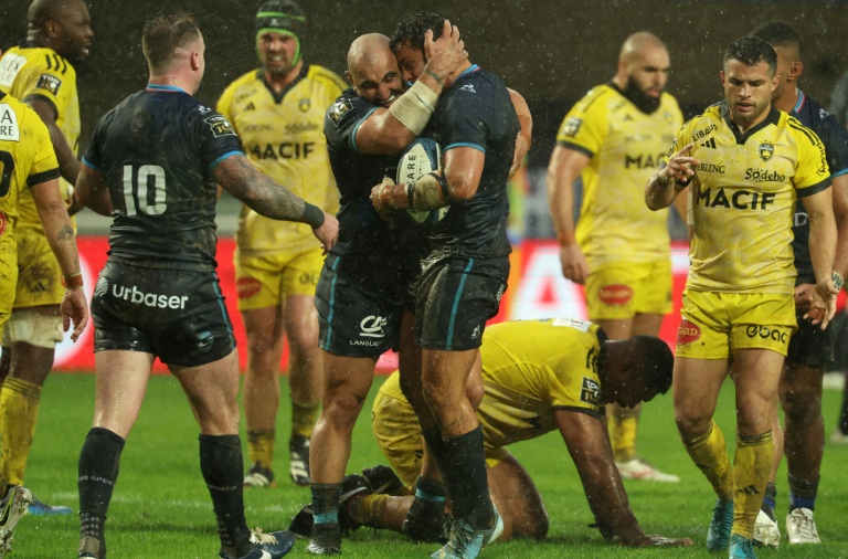 Les Montpelliérains Arthur Vincent et Nika Abuladze se congratulent après leur essai inscrit face à La Rochelle, à Montpellier, le 26 octobre 2024