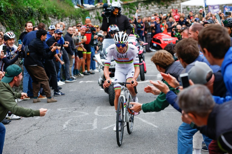 Pogacar encouragé par la foule sur la route du Tour de Lombardie, samedi 12 octobre 2024.