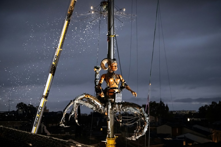 Lilith, la géante femme scorpion de l'opéra urbain conçu par la compagnie de théâtre de rue La Machine, à Toulouse le 25 octobre 2024