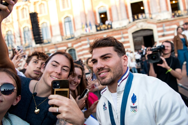 Antoine Dupont lors d'une célébration avec les autres médaillés olympiques toulousains, le 18 septembre 2024 sur la place du Capitole à Toulouse